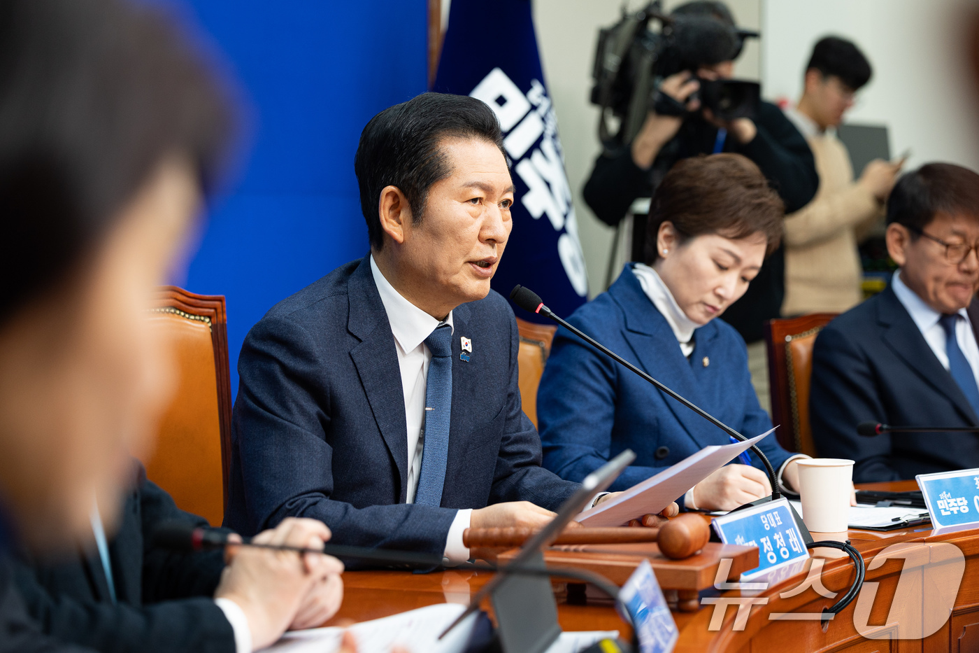 (서울=뉴스1) 유승관 기자 = 정청래 더불어민주당 대표가 5일 서울 여의도 국회에서 열린 최고위원회의에서 모두 발언을 하고 있다. 2026.1.5/뉴스1