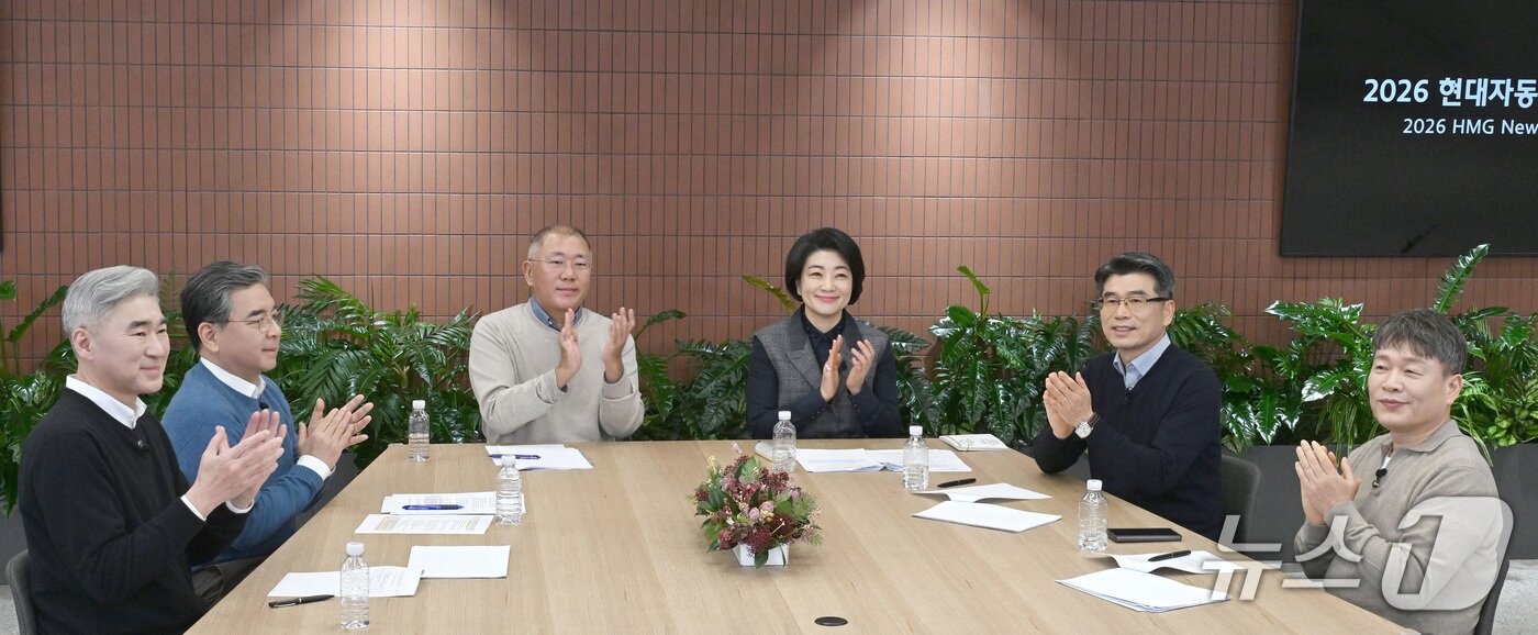 본문 이미지 - 현대차그룹 주요 경영진들이 신년회를 마치고 박수치고 있는 모습. 사진 좌로부터 현대차그룹 성 김 사장, 현대차그룹 장재훈 부회장, 현대차그룹 정의선 회장, 현대차그룹 김혜인 부사장, 기아 송호성 사장, 현대모비스 이규석 사장.(현대차그룹 제공)
