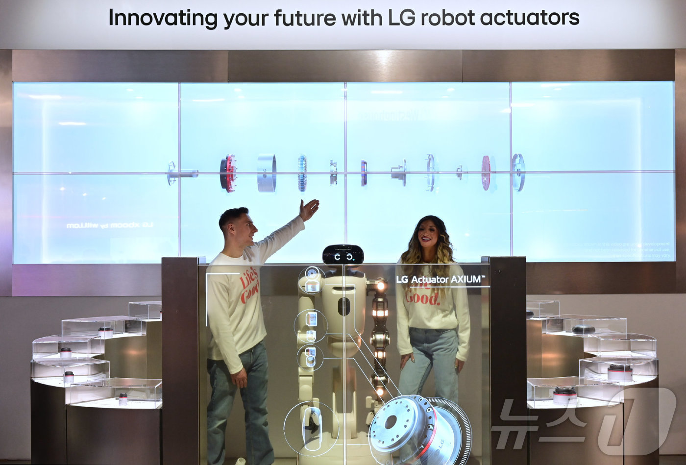 (서울=뉴스1) = LG전자가 오는 6일부터 9일(현지시간)까지 미국 라스베이거스에서 열리는 세계 최대 가전·IT 전시회 CES 2026에서 고객을 중심으로 공간과 제품을 조화롭게 …