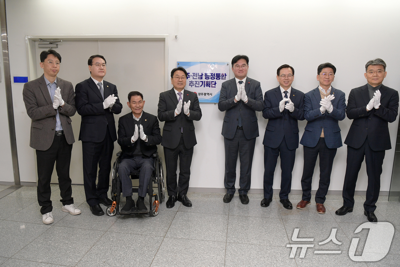 (광주=뉴스1) 이수민 기자 = 강기정 광주광역시장이 5일 오전 9시 시청 2층 추진기획단 사무실 앞에서 '광주‧전남 행정통합 추진기획단 현판 제막식'을 개최하고 있다. (광주광역 …