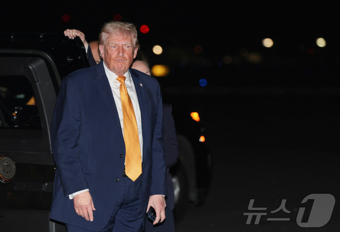 (팜비치 로이터=뉴스1) 김지완 기자 = 4일(현지시간) 도널드 트럼프 미국 대통령이 플로리다주 팜비치 국제공항에서 새해 휴가를 마치고 워싱턴DC로 돌아가는 대통령 전용기 '에어포 …