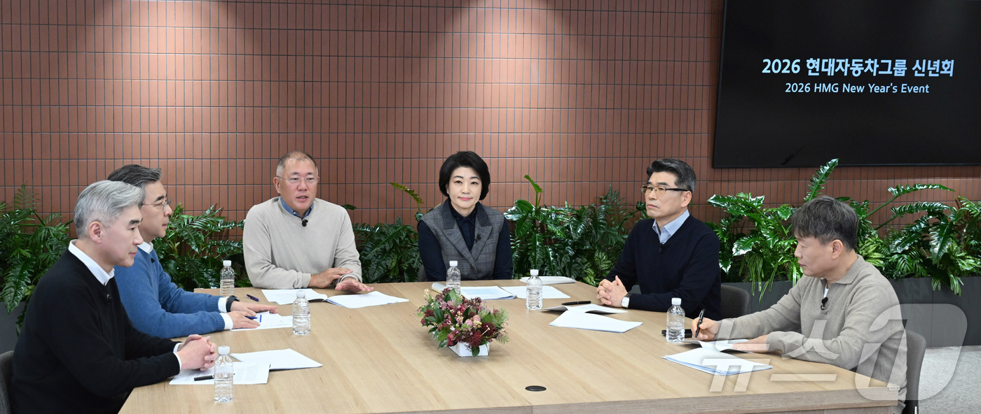 (서울=뉴스1) = 정의선 현대자동차그룹이 5일 개최된 2026년 신년회에서 그룹 임직원들에게 새해 메시지를 전하고 있다. 왼쪽부터 현대차그룹 성 김 사장, 현대차그룹 장재훈 부회 …