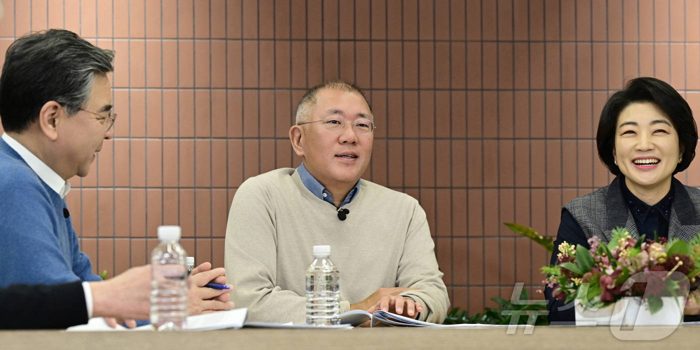 (서울=뉴스1) = 정의선 현대자동차그룹 회장이 5일 개최된 2026년 신년회에서 그룹 임직원들에게 새해 메시지를 전하고 있다. 왼쪽부터 장재훈 현대자동차그룹 부회장, 정의선 현대 …