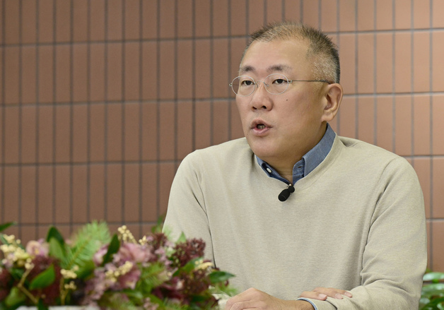 정의선의 '반성' 테슬라와 격차 인정…"AI 원천기술 반드시 내재화"