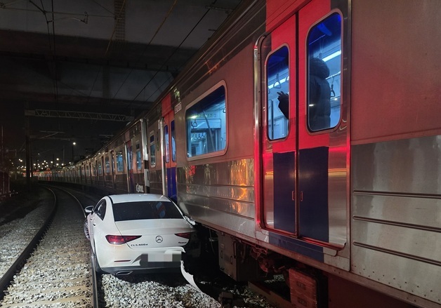 '만취' 벤츠, 용산 철로 빠져 열차와 충돌…20대 운전자 입건(종합)