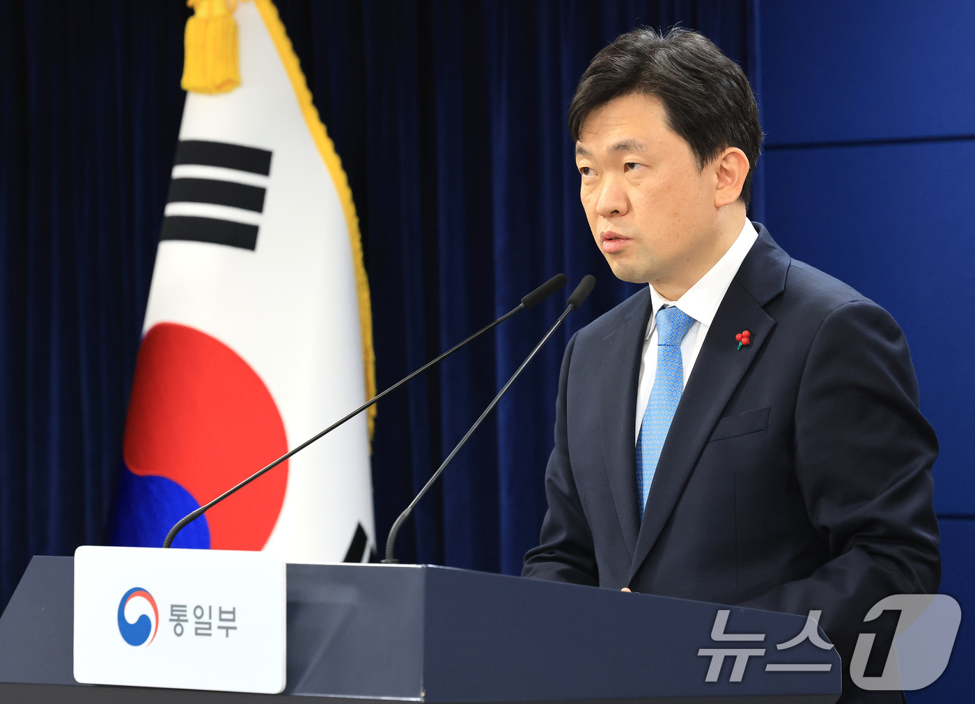 (서울=뉴스1) 임세영 기자 = 윤민호 통일부 대변인이 5일 서울 종로구 정부서울청사에서 정례 브리핑을 하고 있다. 2026.1.5/뉴스1