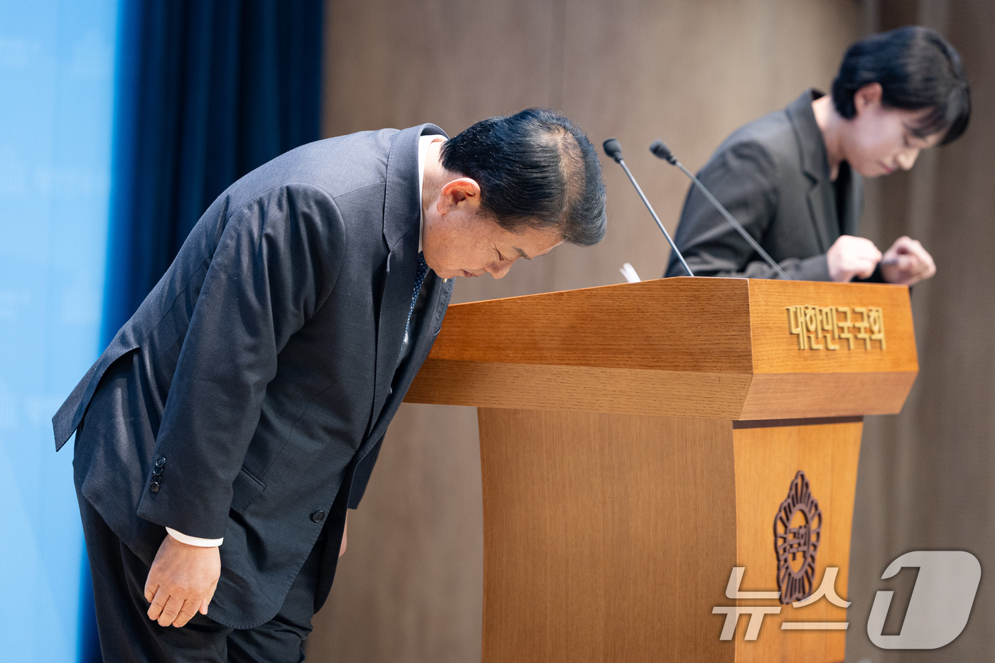 (서울=뉴스1) 유승관 기자 = 김병주 더불어민주당 의원이 5일 서울 여의도 국회 소통관에서 경기도지사 출마 기자회견에 앞서 고개 숙여 인사하고 있다. 2026.1.5/뉴스1