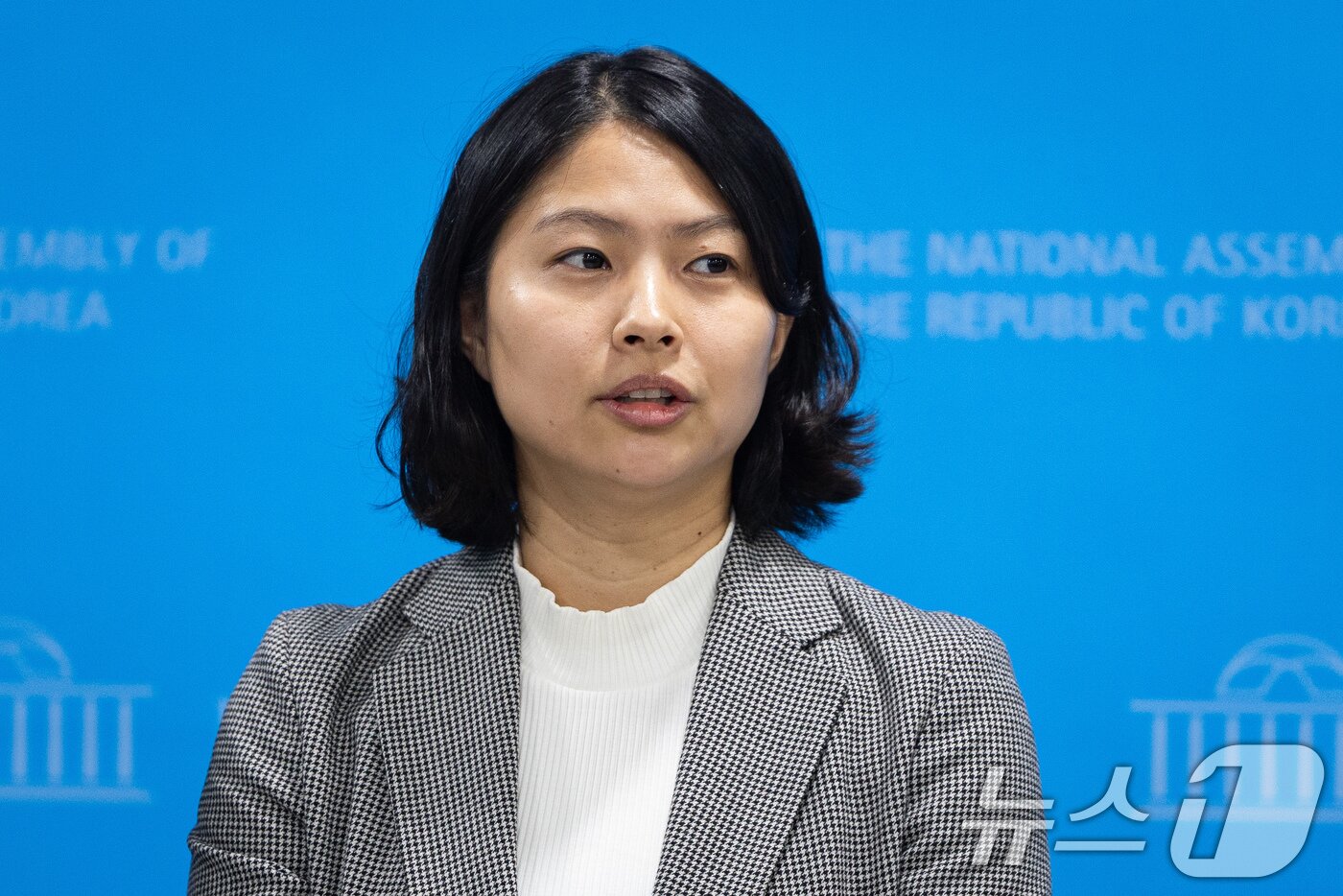 본문 이미지 - 손주하 서울 중구 국민의힘 구의원이 5일 서울 여의도 국회 소통관에서 이혜훈 기획예산처 장관 후보자 갑질 폭로 기자회견을 열고 취재진 질문에 답하고 있다. 2026.1.5/뉴스1 ⓒ News1 유승관 기자