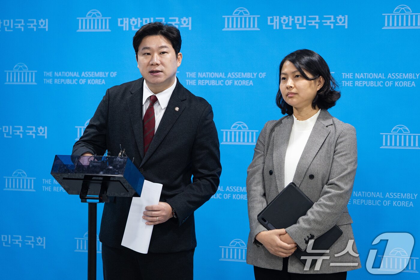 본문 이미지 - 진종오 국민의힘 의원(왼쪽)과 손주하 서울 중구 국민의힘 구의원이 5일 서울 여의도 국회 소통관에서 이혜훈 기획예산처 장관 후보자 갑질 폭로 기자회견을 열고 취재진 질문에 답하고 있다. 2026.1.5/뉴스1 ⓒ News1 유승관 기자