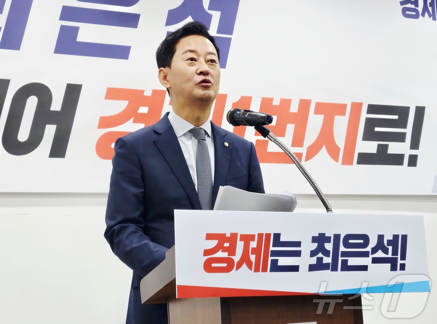 (대구=뉴스1) 남승렬 기자 = 최은석 국민의힘 국회의원(대구 동구·군위군갑)이 5일 대구 수성구 국민의힘 대구시당에서 기자회견을 열고 지방선거 대구시장 출마를 선언하고 있다. 2 …