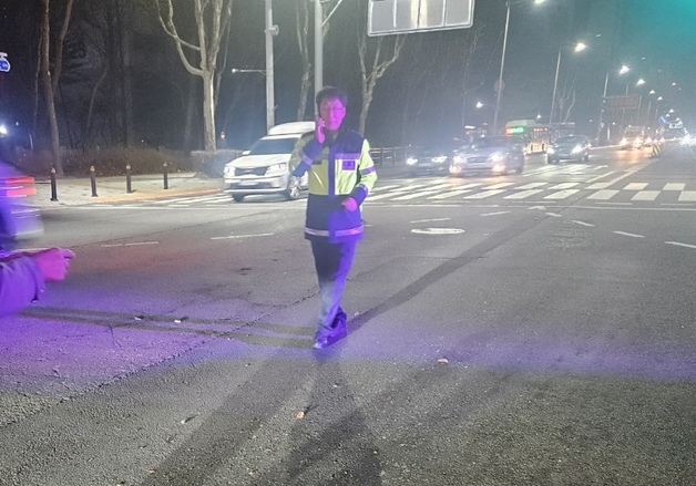 군포 능안공원사거리서 땅꺼짐 현상…차량 3대 파손