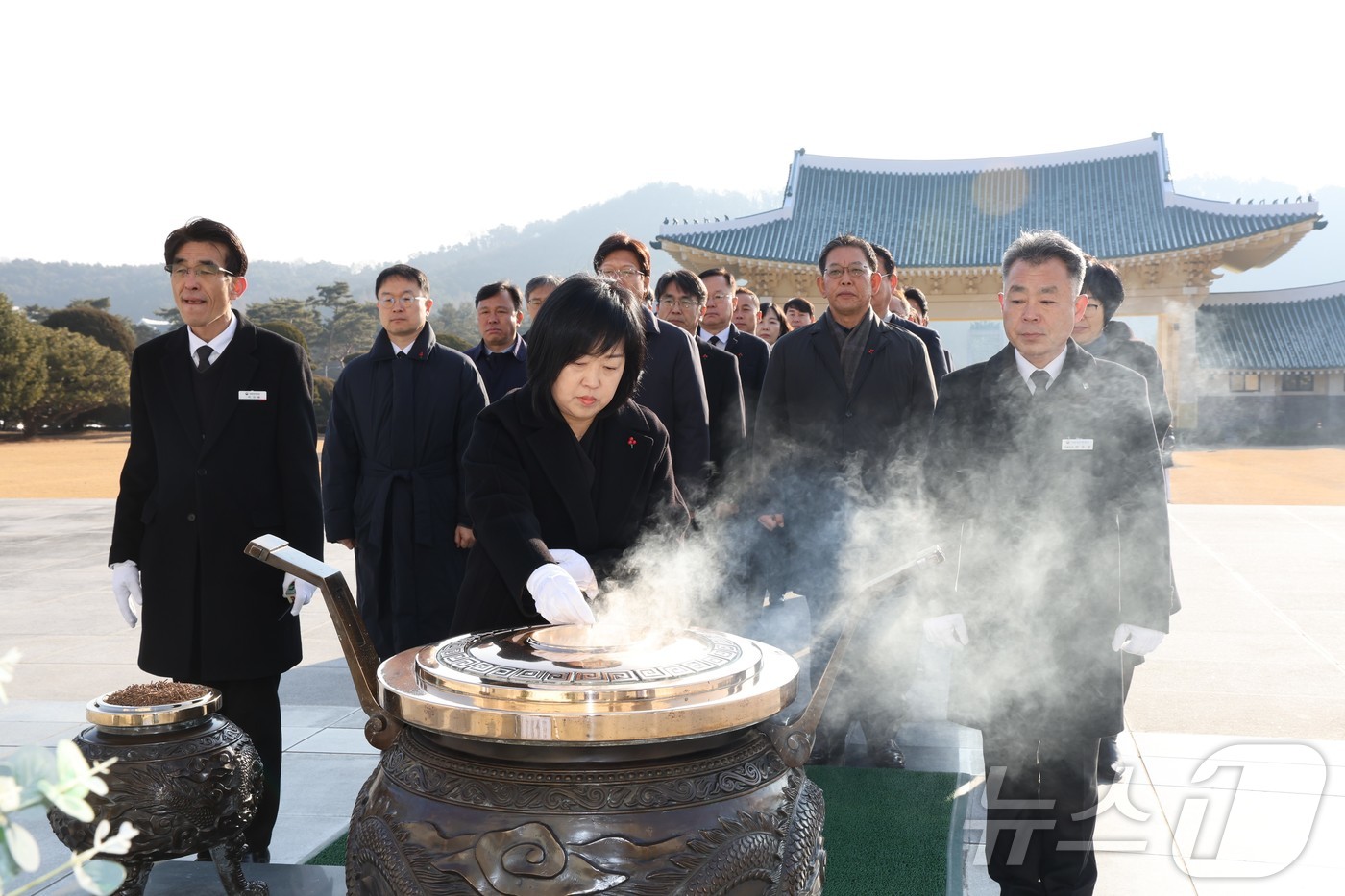 (서울=뉴스1) = 홍소영 병무청장이 2026년 새해를 맞아 5일 대전 유성구 국립대전현충원에서 분향을 하고 있다. (병무청 제공. 재판매 및 DB 금지) 2026.1.5/뉴스1