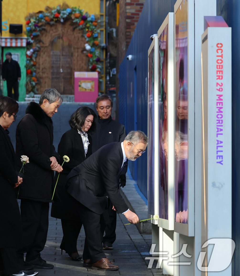 (서울=뉴스1) 오대일 기자 = 10.29이태원참사 특별조사위원회 송기춘 위원장과 특조위원들이 5일 오전 서울 용산구 이태원역 1번 출구 골목 '10.29 기억과 안전의 길'을 찾 …