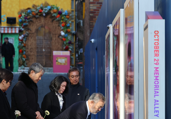 이태원 참사 현장에 헌화하는 송기춘 특조위원장