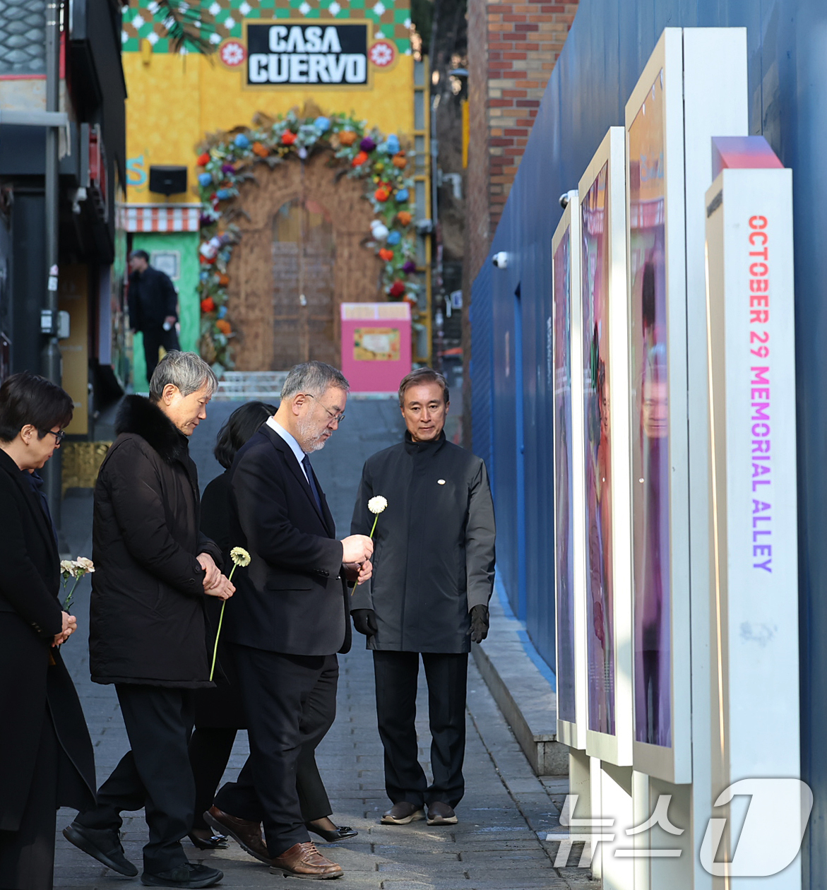 (서울=뉴스1) 오대일 기자 = 10.29이태원참사 특별조사위원회 송기춘 위원장과 특조위원들이 5일 오전 서울 용산구 이태원역 1번 출구 골목 '10.29 기억과 안전의 길'을 찾 …