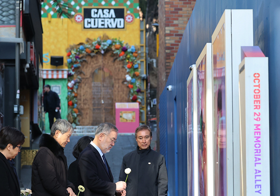 헌화하는 송기춘 이태원참사특조위원장