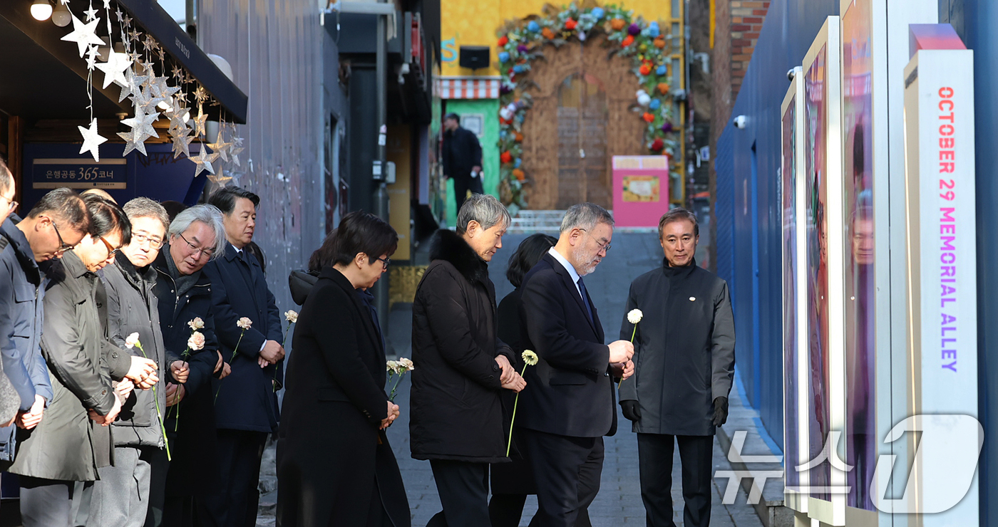 (서울=뉴스1) 오대일 기자 = 10.29이태원참사 특별조사위원회 송기춘 위원장과 특조위원들이 5일 오전 서울 용산구 이태원역 1번 출구 골목 '10.29 기억과 안전의 길'을 찾 …