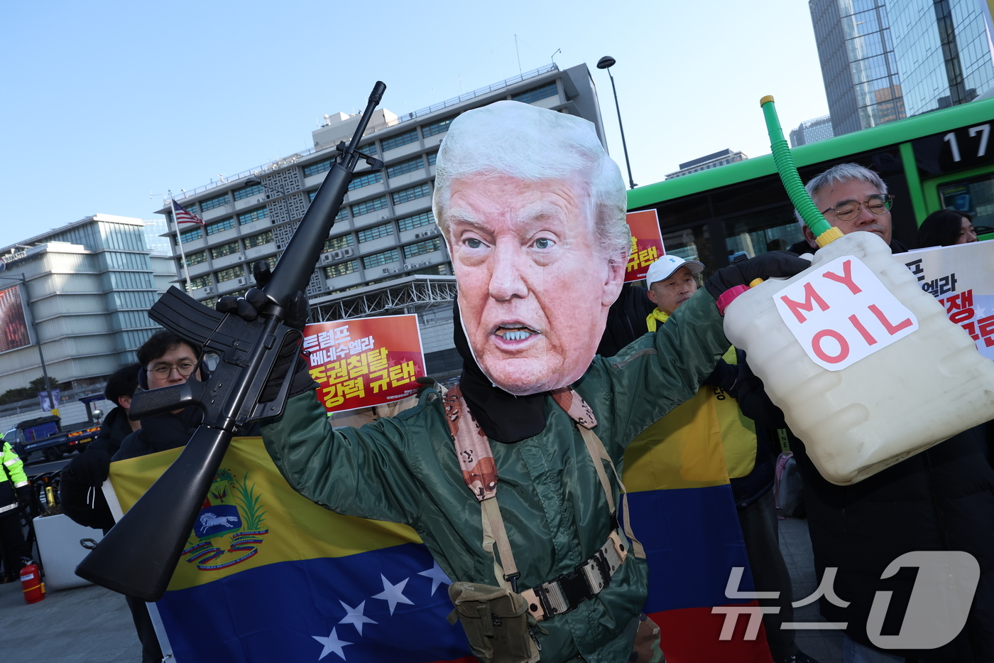 (서울=뉴스1) 안은나 기자 = 트럼프 미국 대통령 가면을 쓴 참가자가 5일 서울 종로구 주한미국대사관 앞에서 열린 ‘트럼프 베네수엘라 침공 규탄 국제민중행동 긴급 기자회견'에서 …