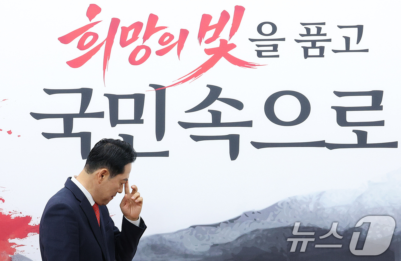 (서울=뉴스1) 신웅수 기자 = 장동혁 국민의힘 대표가 5일 서울 여의도 국회에서 열린 야당탄압가짜뉴스감시특별위원회 임명장 수여식에서 생각에 잠겨 있다. 2026.1.5/뉴스1