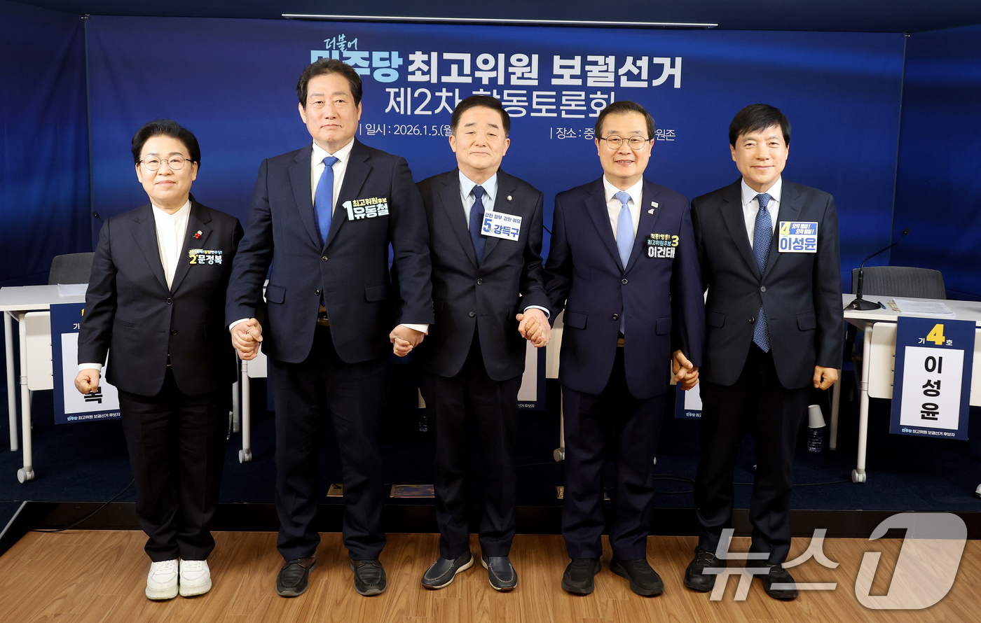 (서울=뉴스1) 이승배 기자 = 더불어민주당 최고위원 보궐선거에 출마한 문정복, 유동철, 강득구, 이건태, 이성윤 후보가 5일 오전 서울 여의도 더불어민주당 당사에서 열린 최고위원 …