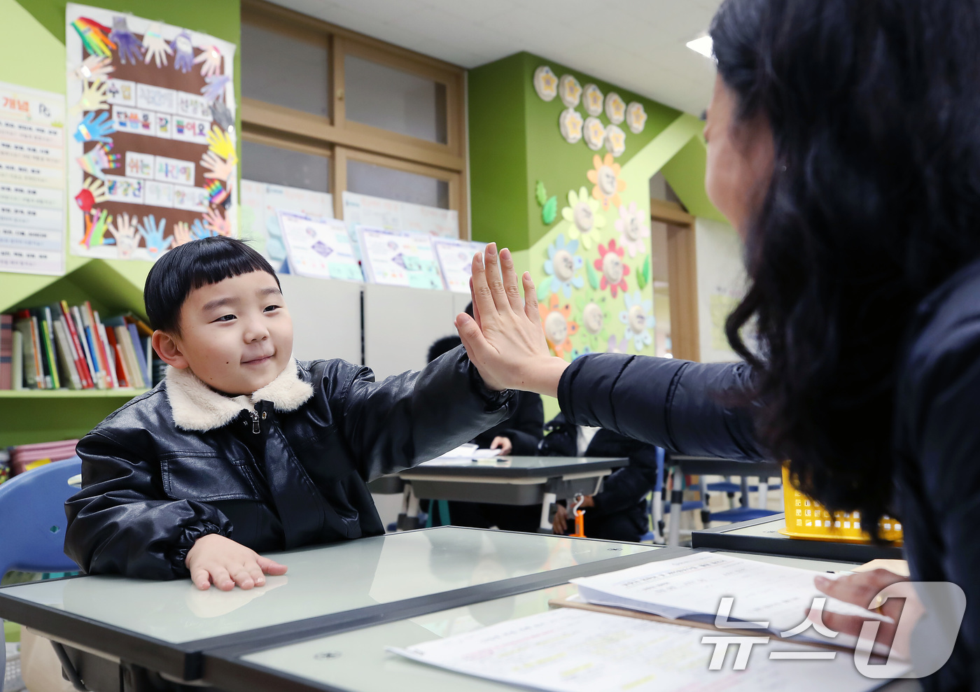 (대구=뉴스1) 공정식 기자 = 2026학년도 대구지역 공립초등학교 신입생 예비소집이 시작된 5일 오전 대구 동구 팔공초등학교에서 예비 초등학생이 담당 교사와 손바닥을 맞대며 인사 …
