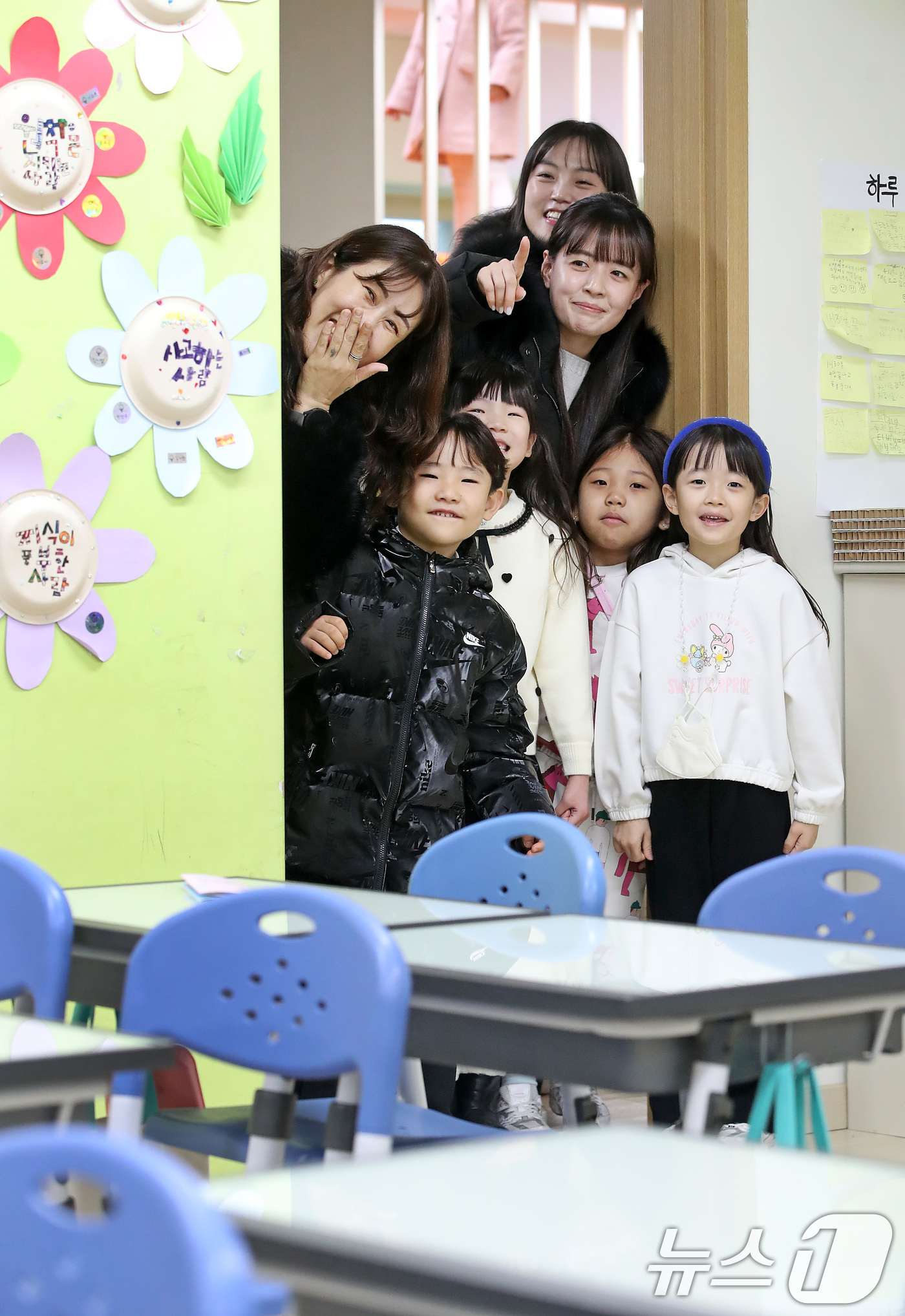 (대구=뉴스1) 공정식 기자 = 2026학년도 대구지역 공립초등학교 신입생 예비소집이 시작된 5일 오전 대구 동구 팔공초등학교에서 예비 초등학생과 학부모가 1학년 교실을 살펴보고 …