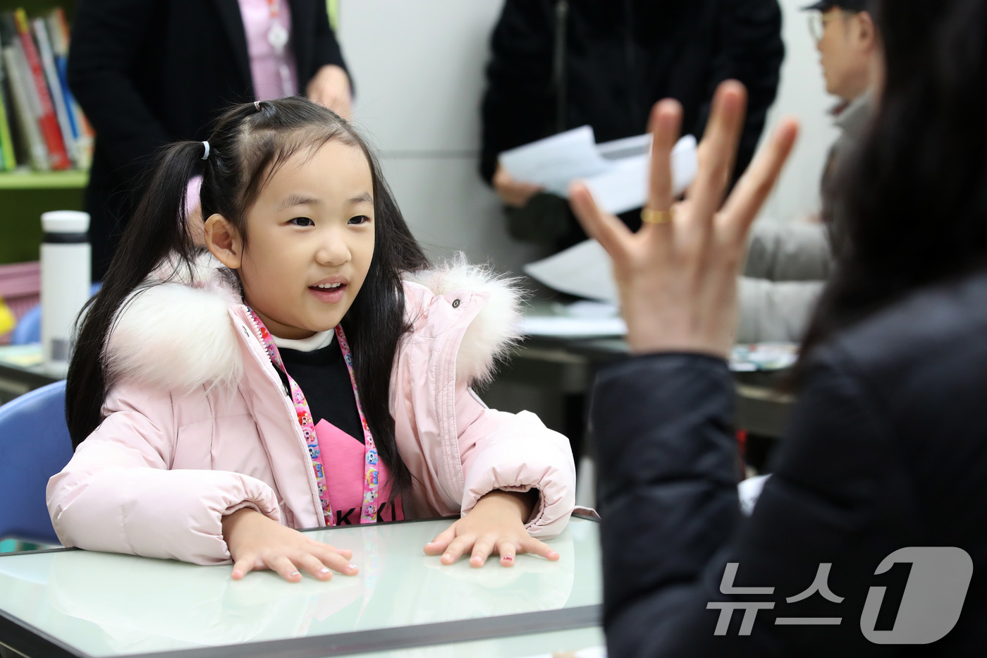 (대구=뉴스1) 공정식 기자 = 2026학년도 대구지역 공립초등학교 신입생 예비소집이 시작된 5일 오전 대구 동구 팔공초등학교에서 예비 초등학생과 만난 담당 교사가 질문하고 있다. …