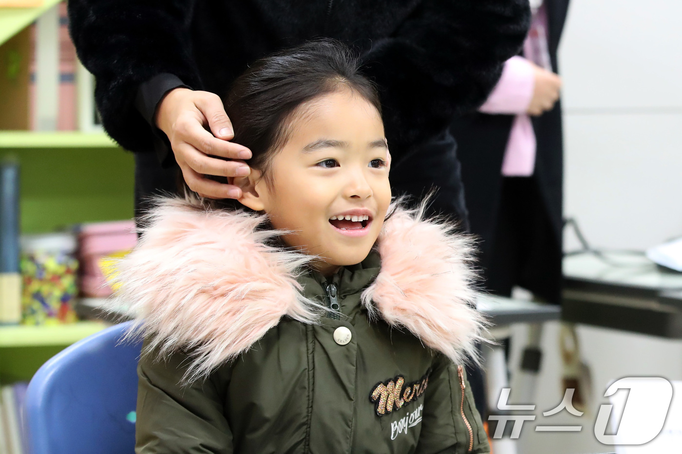 (대구=뉴스1) 공정식 기자 = 2026학년도 대구지역 공립초등학교 신입생 예비소집이 시작된 5일 오전 대구 동구 팔공초등학교에서 예비 초등학생이 상담을 기다리고 있다.  2026 …