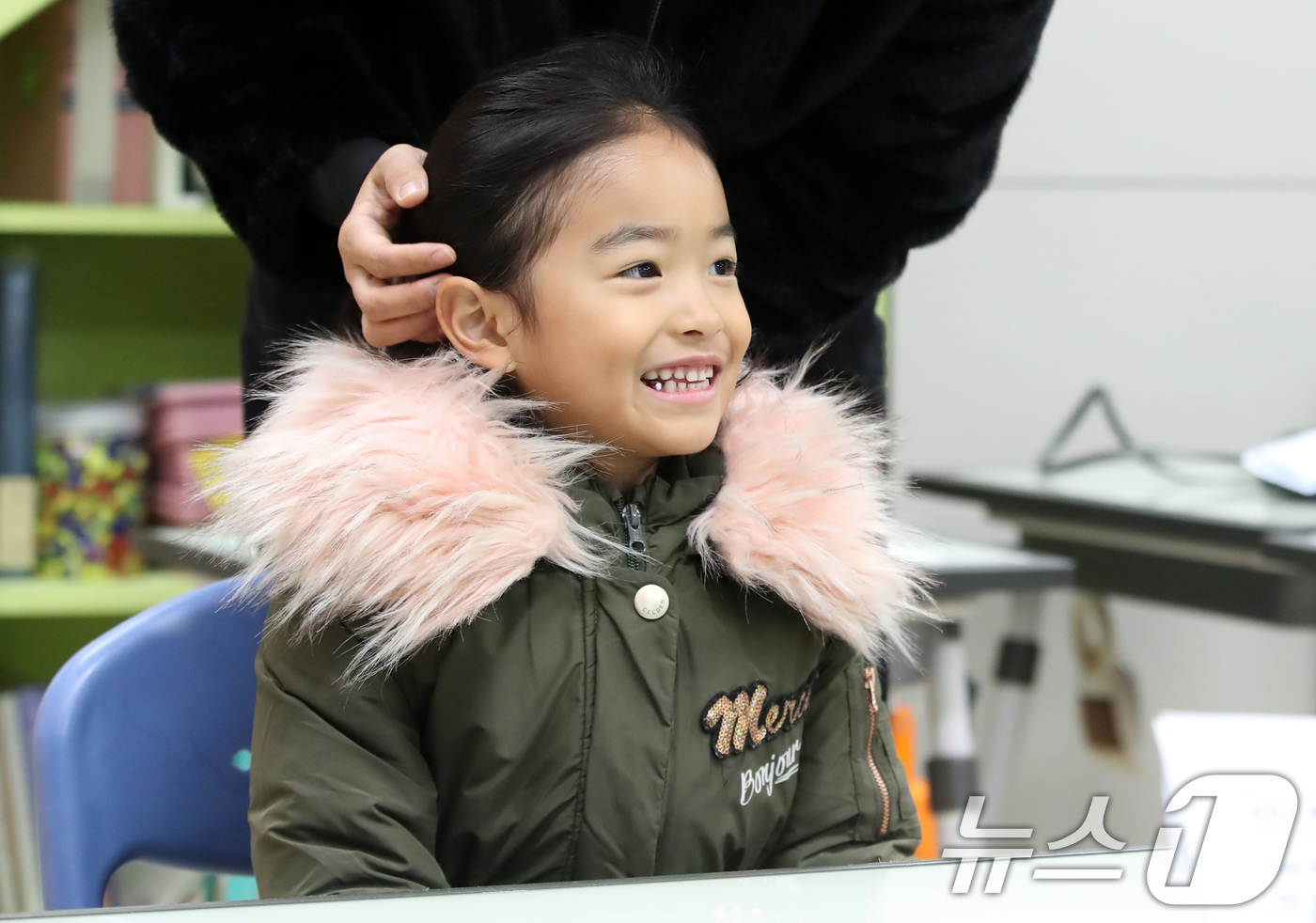 (대구=뉴스1) 공정식 기자 = 2026학년도 대구지역 공립초등학교 신입생 예비소집이 시작된 5일 오전 대구 동구 팔공초등학교에서 예비 초등학생이 상담을 기다리고 있다.  2026 …