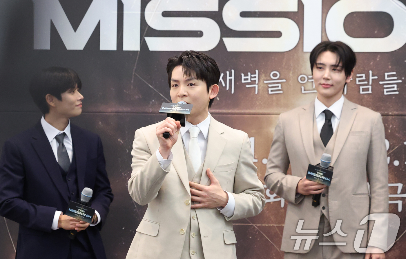 (서울=뉴스1) 권현진 기자 = 틴탑 리키(가운데)가 5일 서울 중구 한국프레스센터에서 열린 뮤지컬 ‘더 미션:K’ 기자간담회에서 시연을 하고 있다.‘더 미션:K’는 알렌, 언더우 …