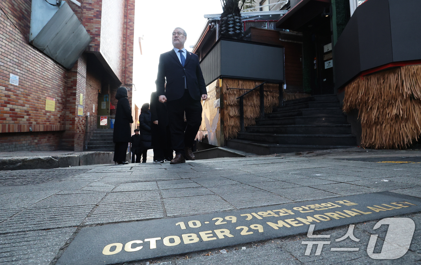 (서울=뉴스1) 오대일 기자 = 10.29이태원참사 특별조사위원회 송기춘 위원장이 5일 오전 서울 용산구 이태원역 1번 출구 골목 '10.29 기억과 안전의 길'을 찾아 현장을 둘 …