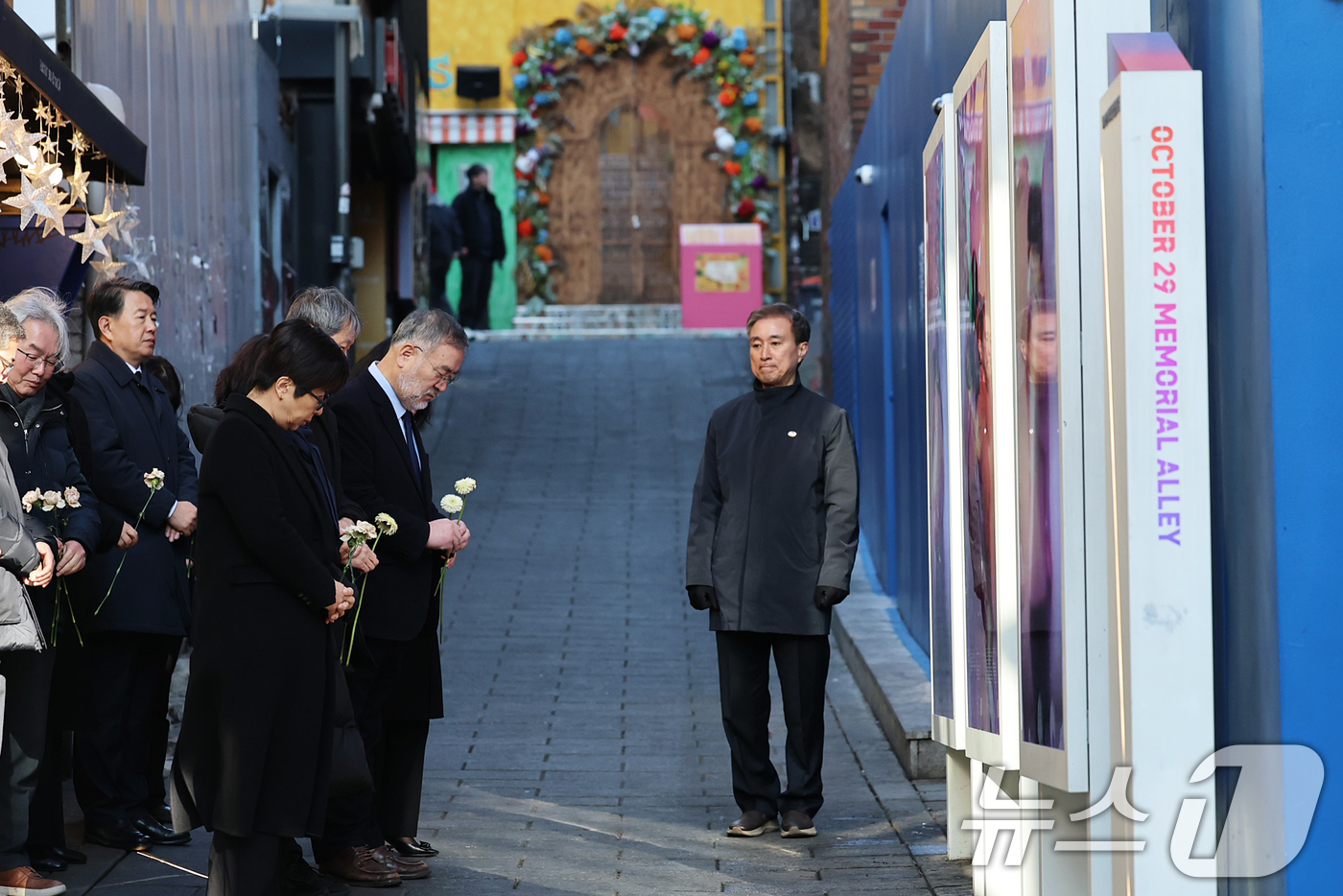 (서울=뉴스1) 오대일 기자 = 10.29이태원참사 특별조사위원회 송기춘 위원장과 특조위원들이 5일 오전 서울 용산구 이태원역 1번 출구 골목 '10.29 기억과 안전의 길'을 찾 …