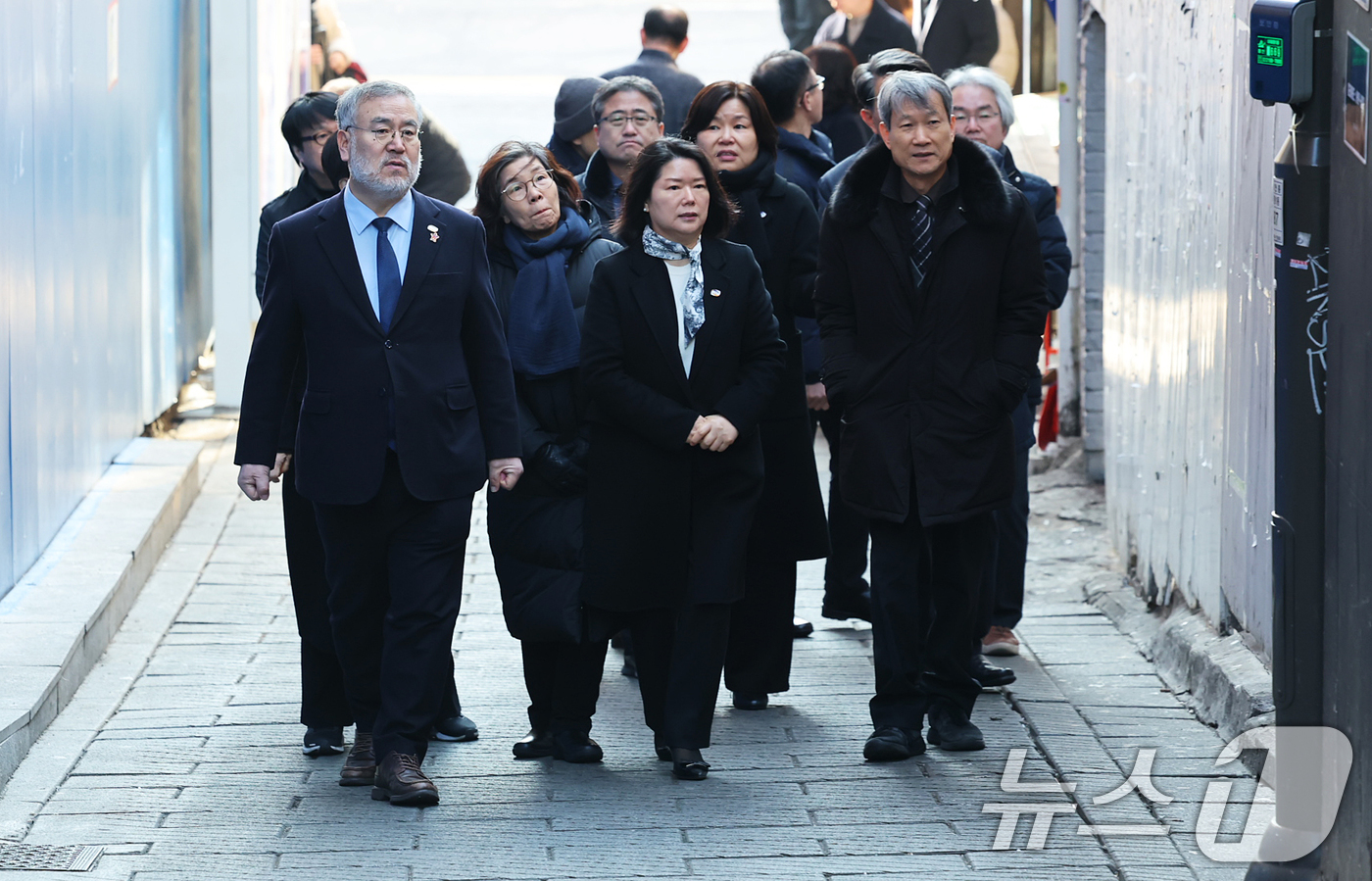 (서울=뉴스1) 오대일 기자 = 10.29이태원참사 특별조사위원회 송기춘 위원장(왼쪽)과 특조위원들이 5일 오전 서울 용산구 이태원역 1번 출구 골목 '10.29 기억과 안전의 길 …