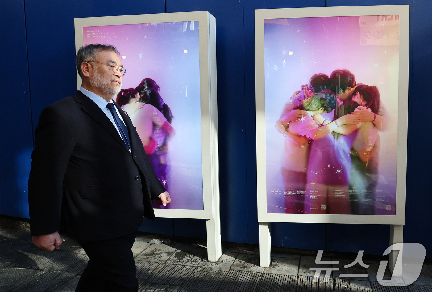 (서울=뉴스1) 오대일 기자 = 10.29이태원참사 특별조사위원회 송기춘 위원장이 5일 오전 서울 용산구 이태원역 1번 출구 골목 '10.29 기억과 안전의 길'을 찾아 현장을 둘 …