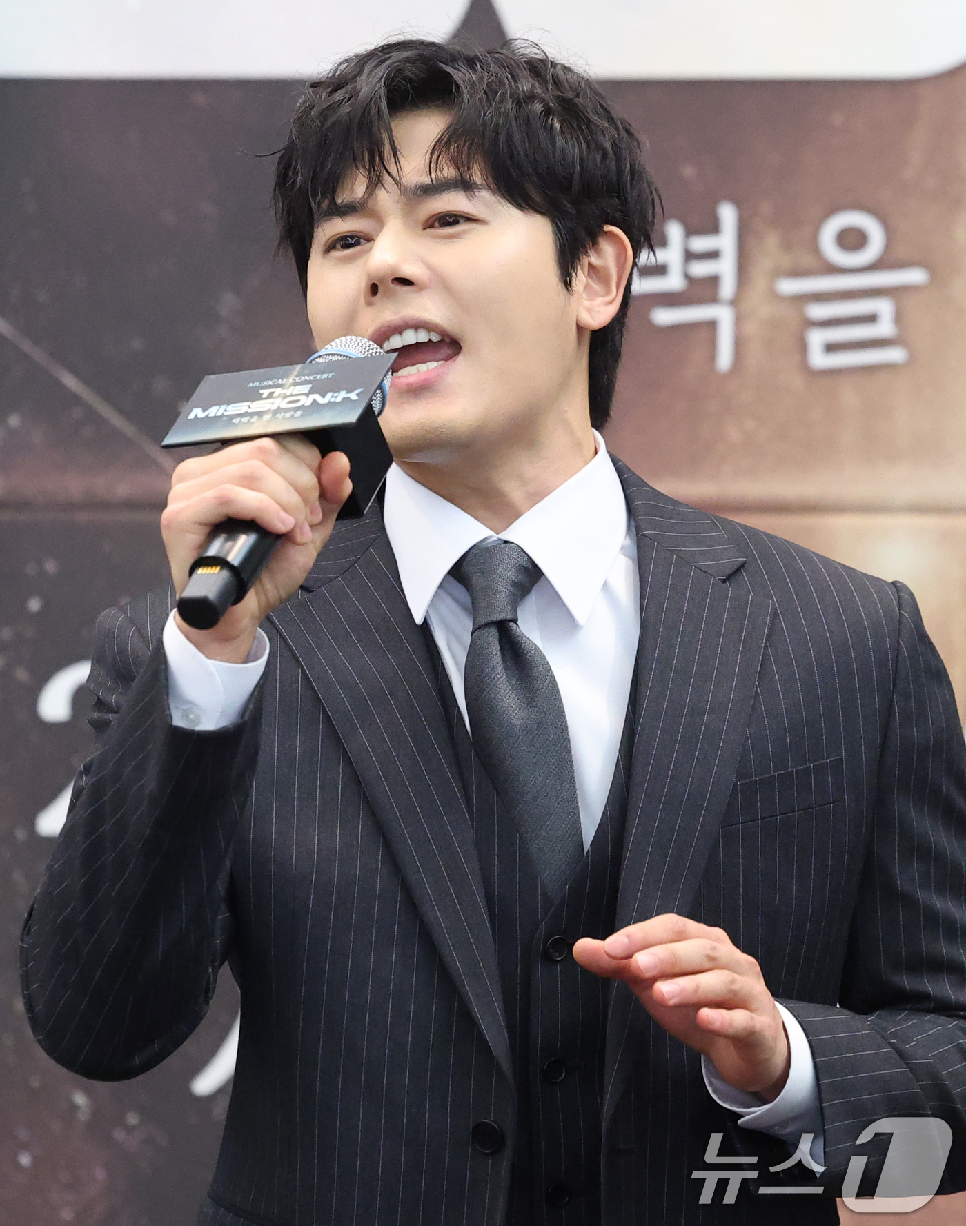 (서울=뉴스1) 권현진 기자 = 가수 겸 배우 김동준이 5일 서울 중구 한국프레스센터에서 열린 뮤지컬 ‘더 미션:K’ 기자간담회에서 시연을 하고 있다.‘더 미션:K’는 알렌, 언더 …