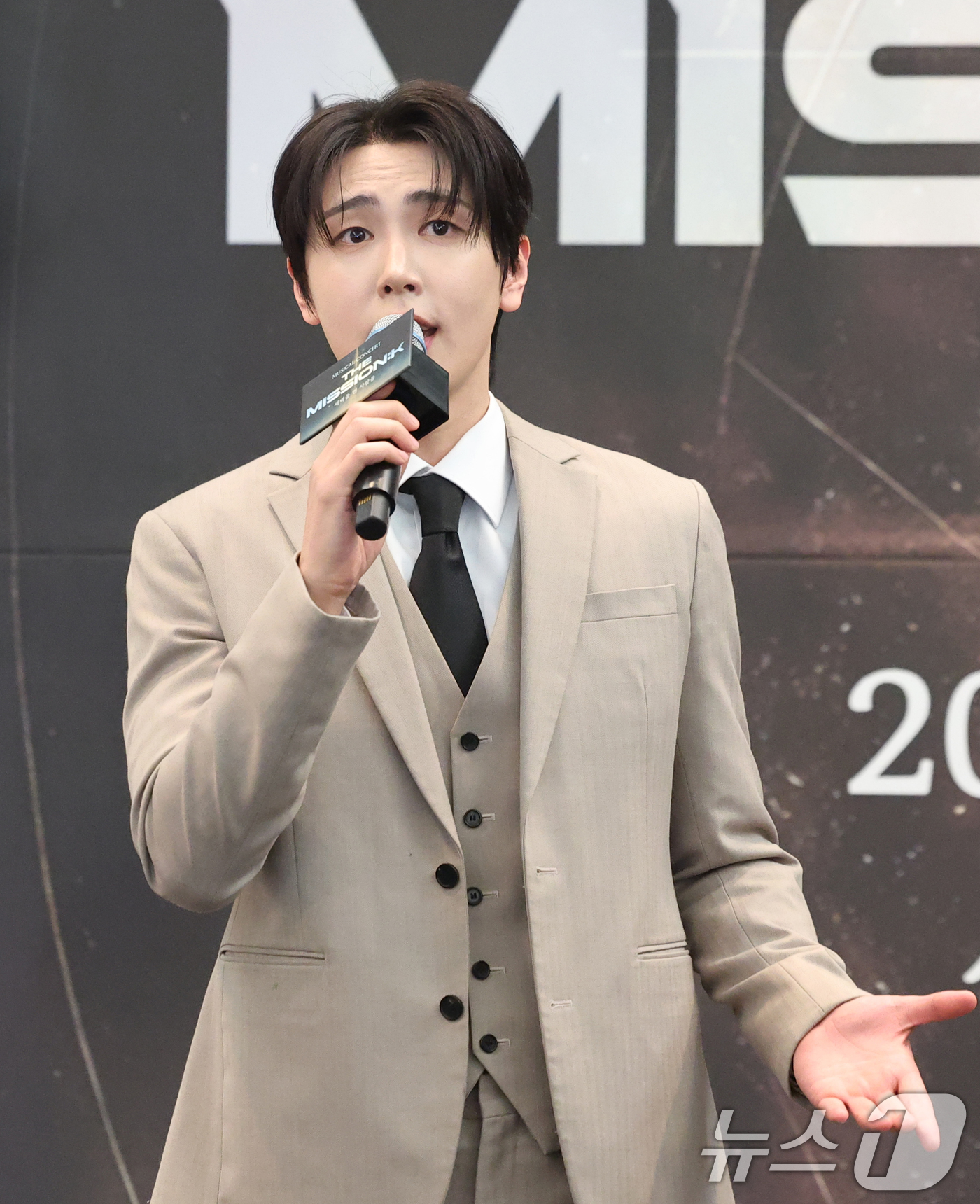 (서울=뉴스1) 권현진 기자 = SF9 재윤이 5일 서울 중구 한국프레스센터에서 열린 뮤지컬 ‘더 미션:K’ 기자간담회에서 시연을 하고 있다.‘더 미션:K’는 알렌, 언더우드, 세 …