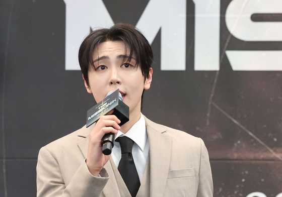 시연 펼치는 재윤