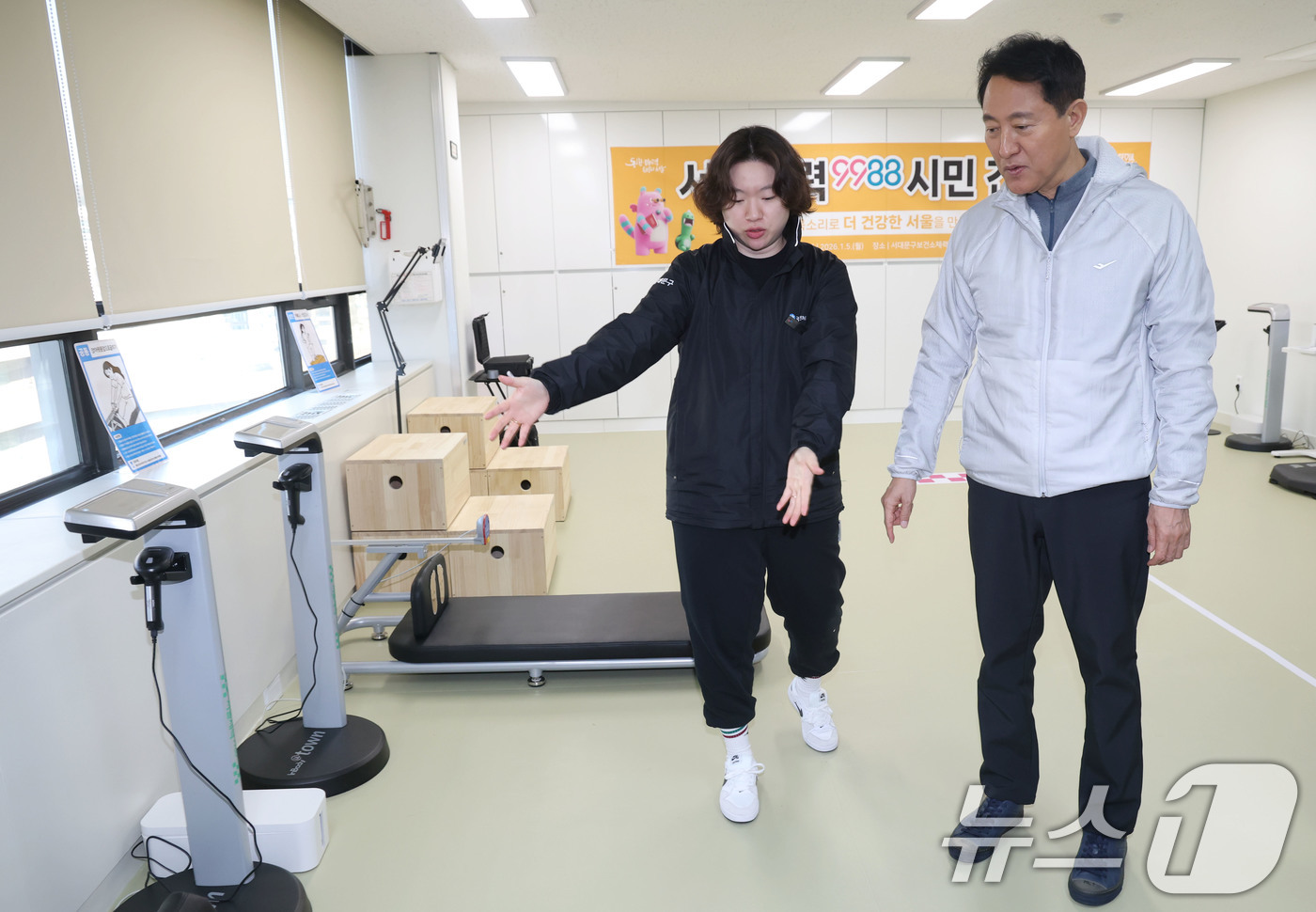 (서울=뉴스1) 이광호 기자 = 오세훈 서울시장이 5일 오전 서울 서대문구보건소 체력인증센터에서 가진 서울체력9988 시민 간담회에 앞서 시설을 둘러보고 있다. 2026.1.5/뉴 …