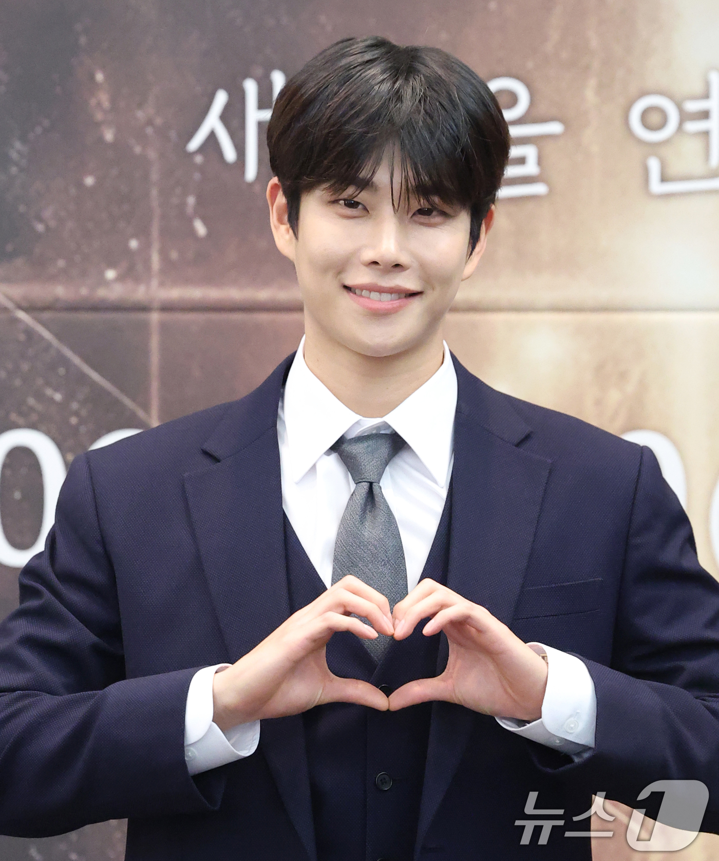 (서울=뉴스1) 권현진 기자 = 아스트로 MJ가 5일 서울 중구 한국프레스센터에서 열린 뮤지컬 ‘더 미션:K’ 기자간담회에서 포즈를 취하고 있다.‘더 미션:K’는 알렌, 언더우드, …