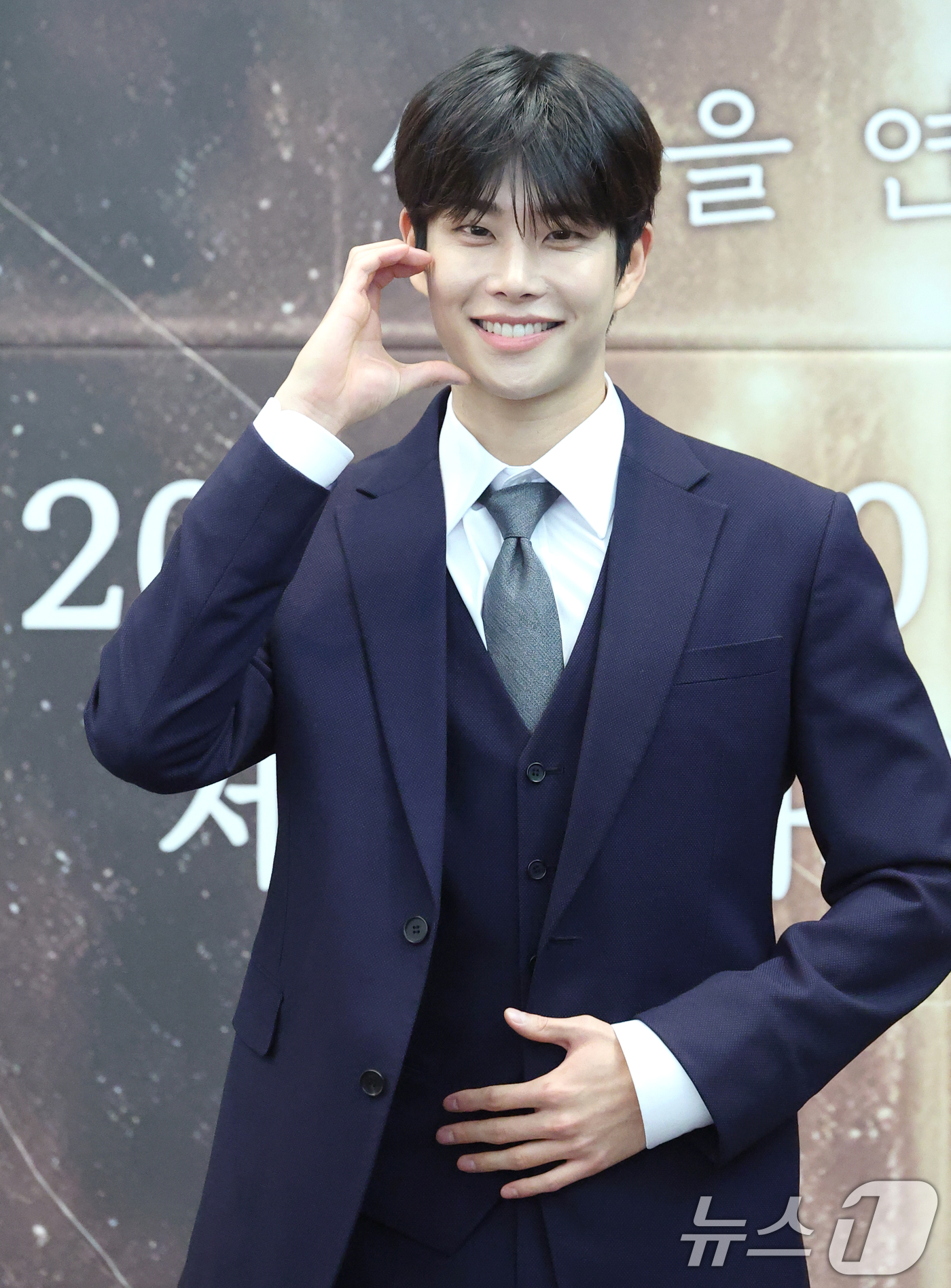 (서울=뉴스1) 권현진 기자 = 재윤(왼쪽부터)과 MJ, 리키, 김동준이 5일 서울 중구 한국프레스센터에서 열린 뮤지컬 ‘더 미션:K’ 기자간담회에서 포즈를 취하고 있다.‘더 미션 …