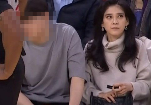 '아들과 NBA 직관' 이부진, 300만원대 명품백…립스틱·갤Z플립 포착