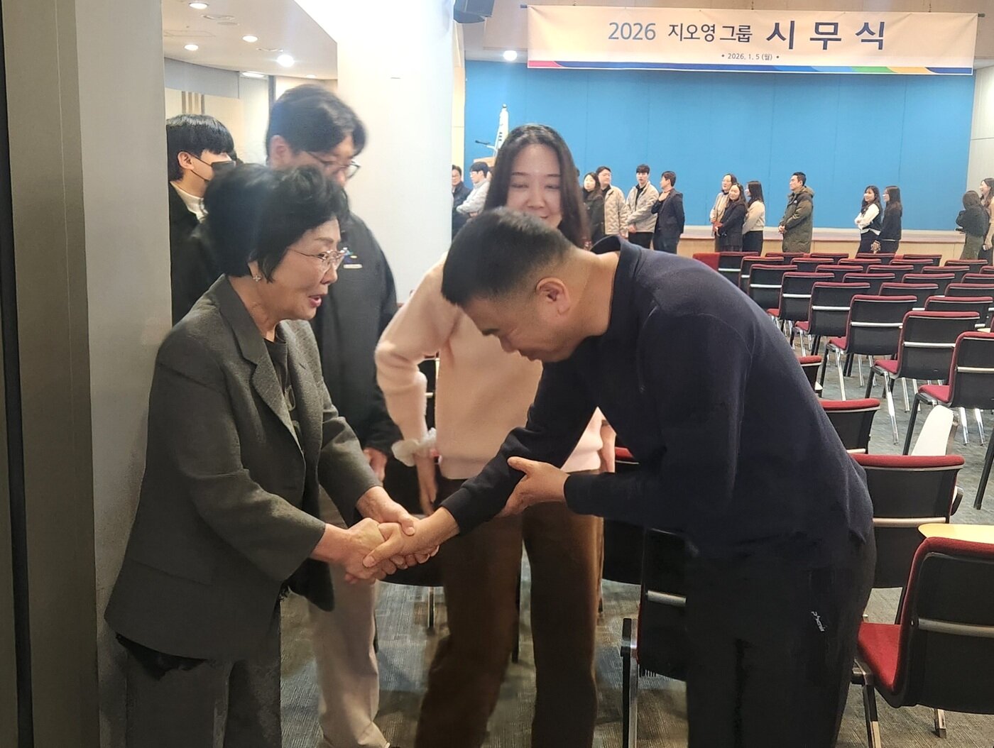 본문 이미지 - 조선혜 지오영그룹 회장이 2026년 시무식 현장에서 임직원들과 직접 인사를 나누며 새해를 맞이하고 있다. /제공 = 지오영