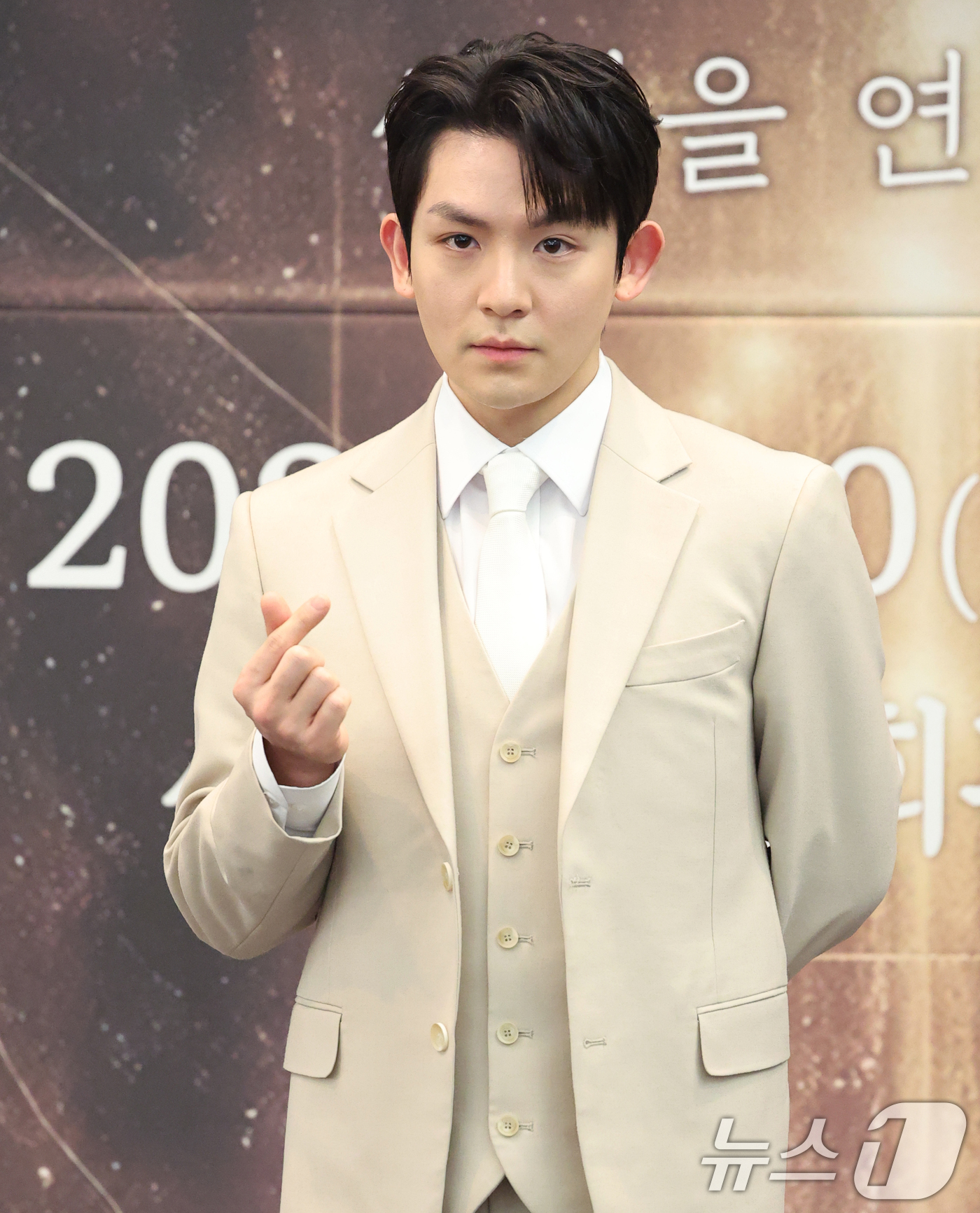 (서울=뉴스1) 권현진 기자 = 틴탑 리키가 5일 서울 중구 한국프레스센터에서 열린 뮤지컬 ‘더 미션:K’ 기자간담회에서 포즈를 취하고 있다.‘더 미션:K’는 알렌, 언더우드, 세 …