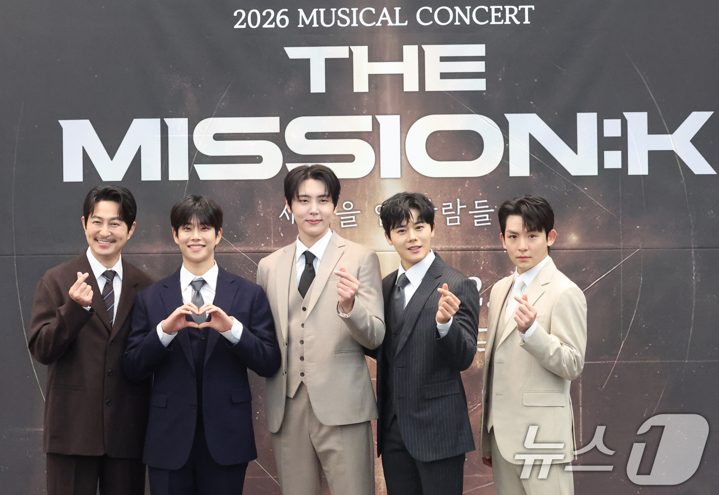 (서울=뉴스1) 권현진 기자 = 배우 서범석(왼쪽부터)과 MJ, 재윤, 동준, 리키가 5일 서울 중구 한국프레스센터에서 열린 뮤지컬 ‘더 미션:K’ 기자간담회에서 포즈를 취하고 있 …