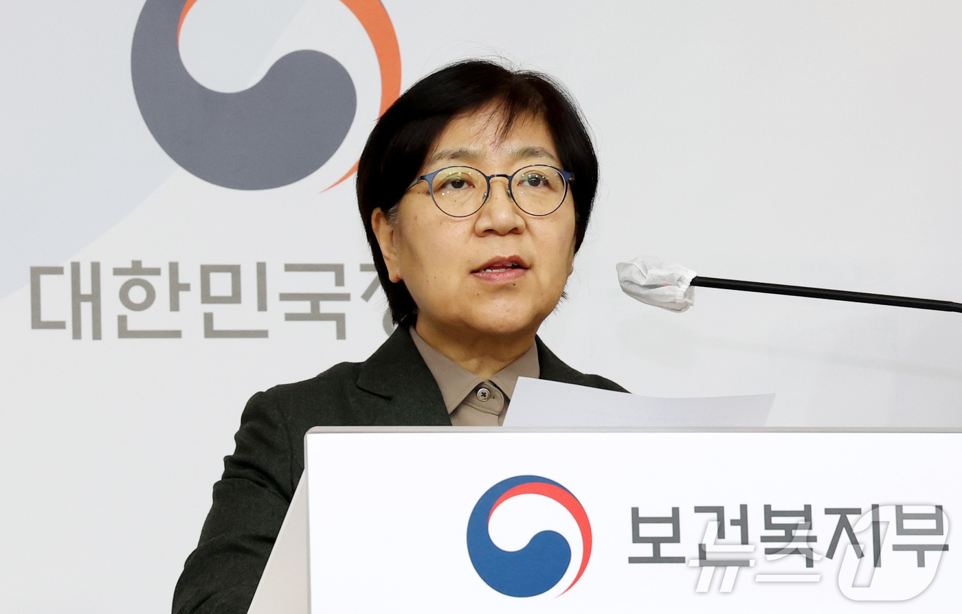 (세종=뉴스1) 김기남 기자 = 정은경 보건복지부 장관이 5일 세종시 정부세종청사에서 희귀 중증난치질환 지원 강화방안 관련 내용을 발표하고 있다.정부는  희귀질환 환우 지원을 위해 …