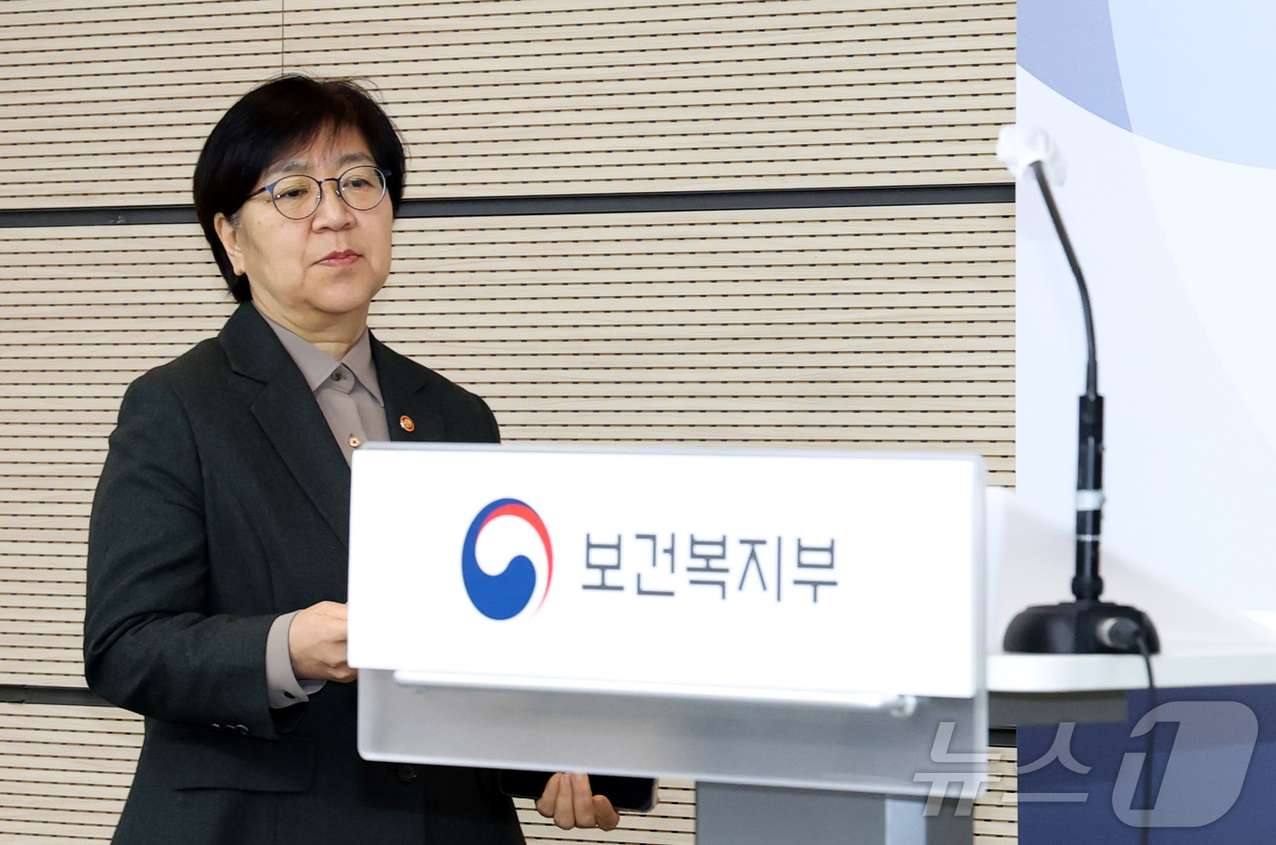 (세종=뉴스1) 김기남 기자 = 정은경 보건복지부 장관이 5일 세종시 정부세종청사에서 희귀 중증난치질환 지원 강화방안 관련 내용을 발표하기 위해 입장하고 있다. 2026.1.5/뉴 …