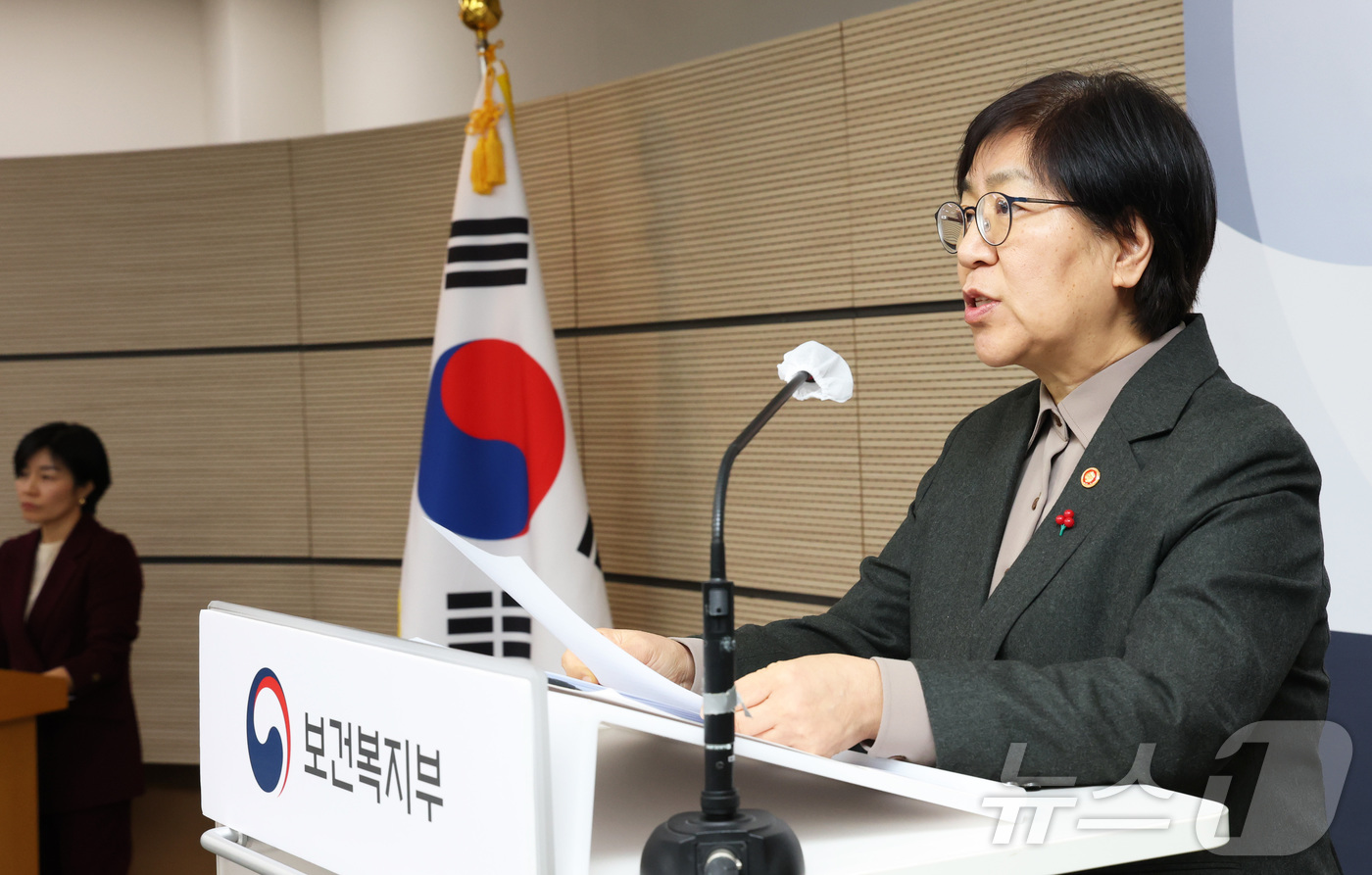 (세종=뉴스1) 김기남 기자 = 정은경 보건복지부 장관이 5일 세종시 정부세종청사에서 희귀 중증난치질환 지원 강화방안 관련 내용을 발표하고 있다.정부는  희귀질환 환우들을 위한 지 …