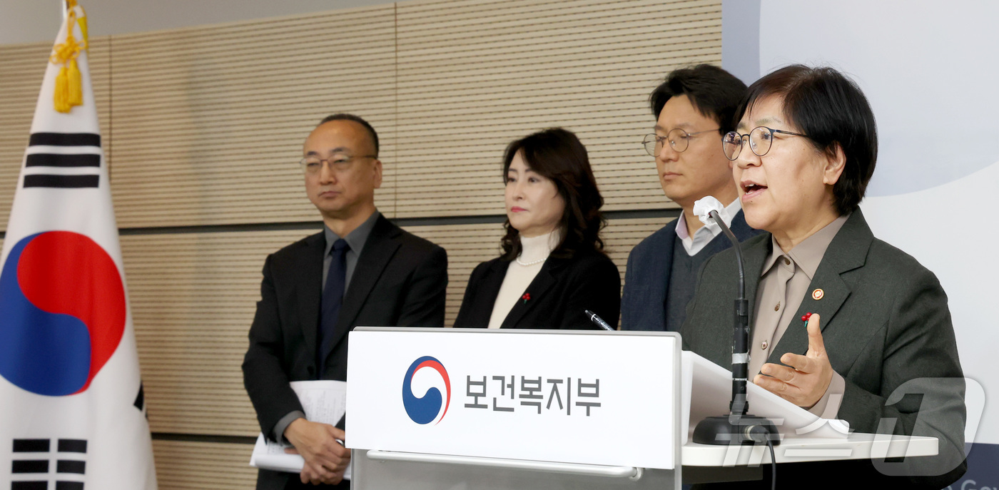 (세종=뉴스1) 김기남 기자 = 정은경 보건복지부 장관이 5일 세종시 정부세종청사에서 희귀 중증난치질환 지원 강화방안 관련 내용을 발표하고 있다.정부는  희귀질환 환우 지원을 위해 …