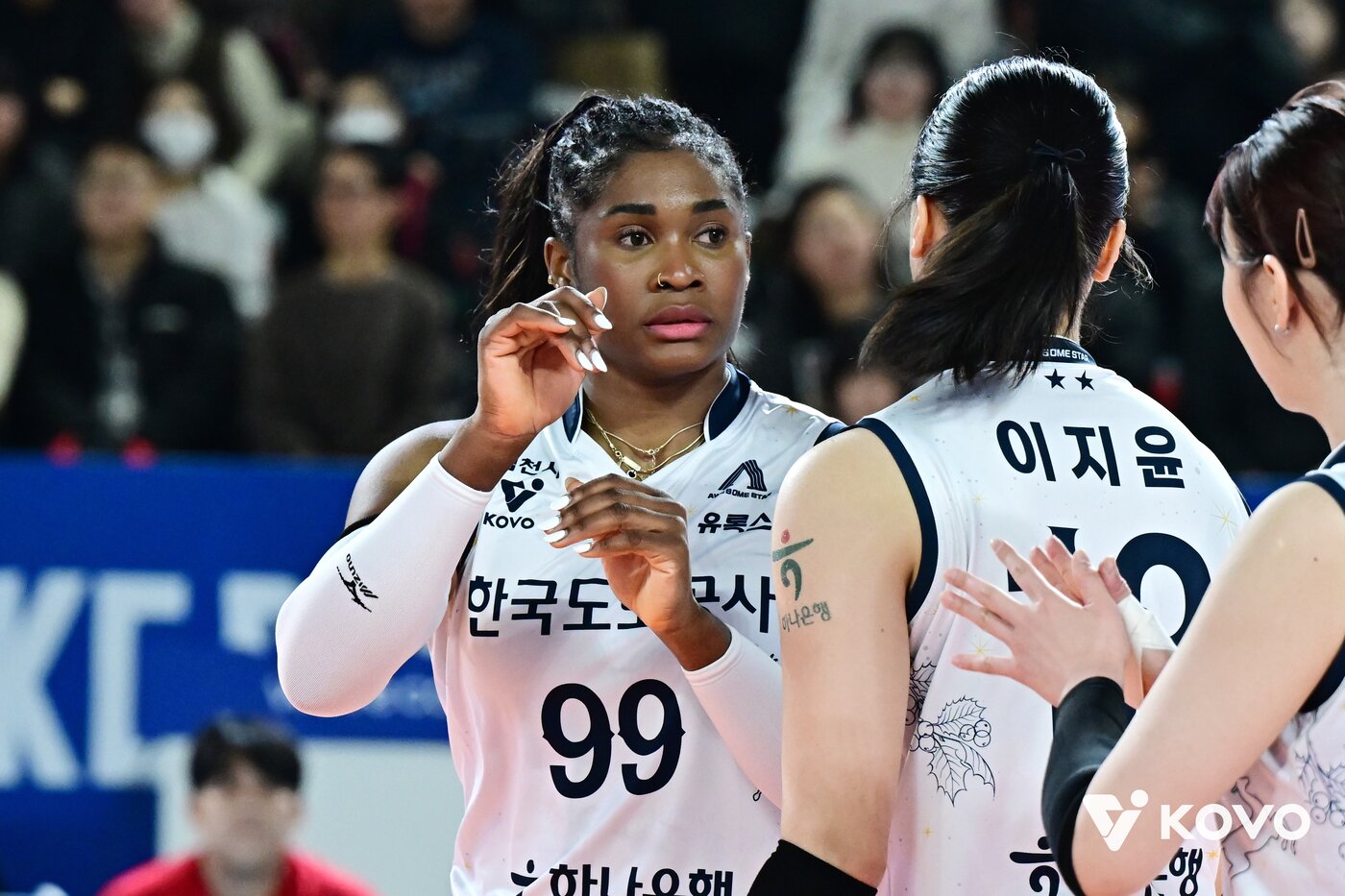 본문 이미지 - 고군분투하는 도로공사 외인 모마. (KOVO 제공)