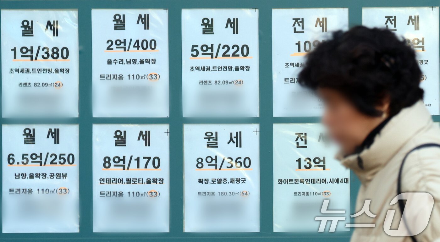 본문 이미지 - 지난해 전세에서 월세로 전환해 임대차 계약을 체결한 건수가 5년 내 최대치를 기록했다. 사진은 서울 한 부동산 중개업소 모습. 2026.1.5 ⓒ 뉴스1 김명섭 기자